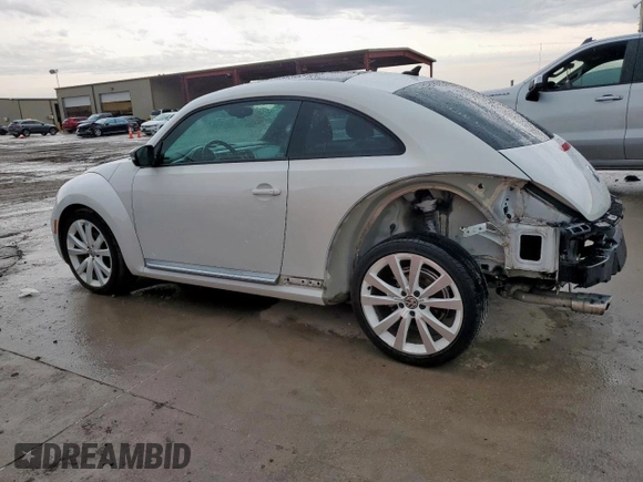 2014 Volkswagen Beetle 1.8T z VIN 3VWJ17AT5EM652990, wystawiony jako Copart lot #60094715 z przebiegiem 109 911 mil mil oraz Szkoda całkowita • Salvage title. Historia ofert i sprzedaży dostępna na DreamBid. Obrazek 2.