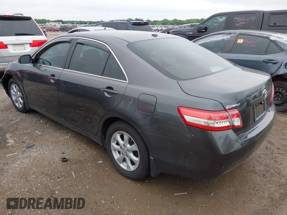 2011 Toyota Camry LE z VIN 4T4BF3EK1BR216262, wystawiony jako IAAI lot #42206210 z przebiegiem 79 660 mil mil oraz . Historia ofert i sprzedaży dostępna na DreamBid. Obrazek 3.