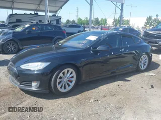 2014 Tesla Model S 60 z VIN 5YJSA1H13EFP42250, wystawiony jako IAAI lot #42267590 z przebiegiem 196 142 mil mil oraz . Historia ofert i sprzedaży dostępna na DreamBid. Obrazek 18.