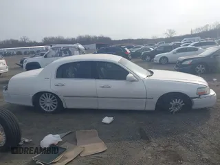2003 Lincoln Town Car Signature z VIN 1LNHM82W33Y615344, wystawiony jako IAAI lot #41761302 z przebiegiem Nie podano mil oraz . Historia ofert i sprzedaży dostępna na DreamBid. Obrazek 14.