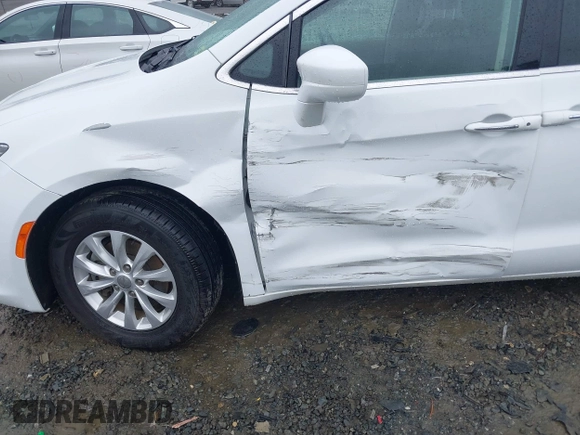 2018 Chrysler Pacifica Touring Plus z VIN 2C4RC1FG3JR102912, wystawiony jako IAAI lot #42240609 z przebiegiem 72 329 mil mil oraz . Historia ofert i sprzedaży dostępna na DreamBid. Obrazek 6.