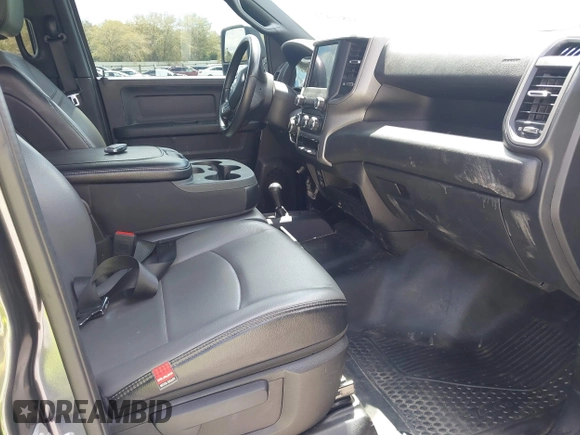 2023 Ram 2500 Tradesman z VIN 3C6UR5CJ9PG503984, wystawiony jako IAAI lot #41855474 z przebiegiem 47 131 mil mil oraz . Historia ofert i sprzedaży dostępna na DreamBid. Obrazek 5.