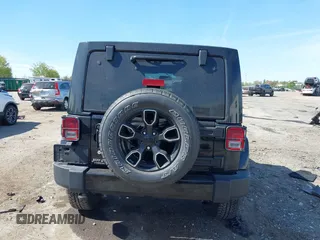 2017 Jeep Wrangler Unlimited Sahara z VIN 1C4BJWEG4HL692465, wystawiony jako IAAI lot #42097994 z przebiegiem 135 692 mil mil oraz . Historia ofert i sprzedaży dostępna na DreamBid. Obrazek 16.
