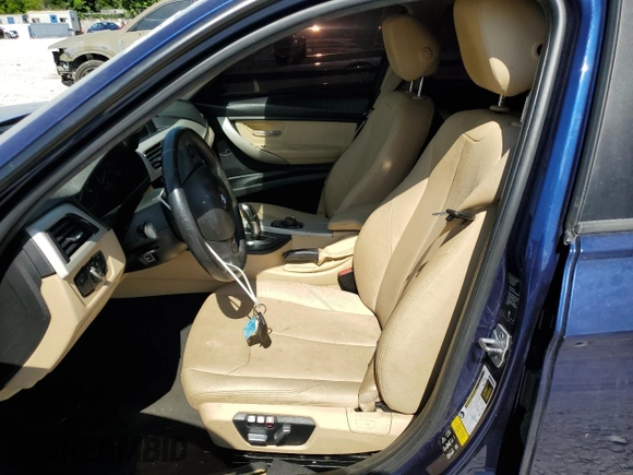 2018 BMW 3 Series 320i xDrive z VIN WBA8A3C54JA491805, wystawiony jako Copart lot #56647865 z przebiegiem 95 387 mil mil oraz Szkoda całkowita • Salvage title. Historia ofert i sprzedaży dostępna na DreamBid. Obrazek 7.