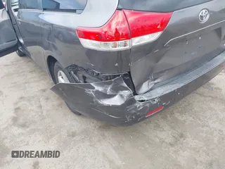 2014 Toyota Sienna LE AAS z VIN 5TDKK3DC2ES519967, wystawiony jako IAAI lot #41863397 z przebiegiem 124 130 mil mil oraz . Historia ofert i sprzedaży dostępna na DreamBid. Obrazek 6.