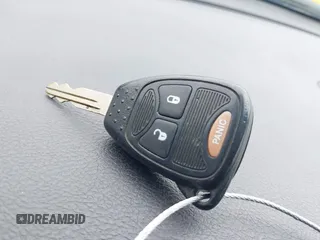 2010 Dodge Caliber SXT z VIN 1B3CB4HA9AD619378, wystawiony jako IAAI lot #42068680 z przebiegiem 182 668 mil mil oraz . Historia ofert i sprzedaży dostępna na DreamBid. Obrazek 11.