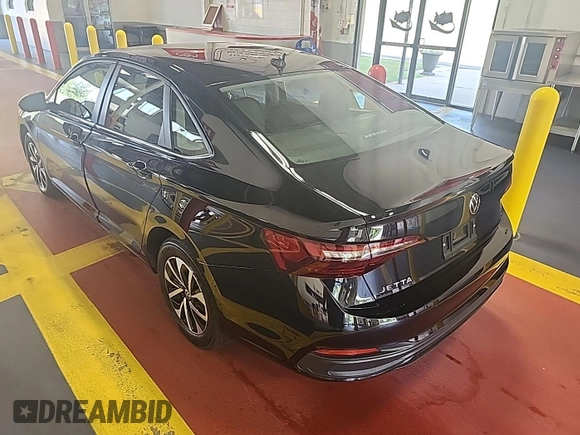 2024 Volkswagen Jetta S z VIN 3VW5M7BU5RM054887, wystawiony jako IAAI lot #42852694 z przebiegiem 25 677 mil mil oraz . Historia ofert i sprzedaży dostępna na DreamBid. Obrazek 8.