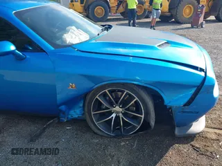 2016 Dodge Challenger R/T Scat Pack z VIN 2C3CDZFJ9GH100372, wystawiony jako IAAI lot #42221915 z przebiegiem 66 896 mil mil oraz . Historia ofert i sprzedaży dostępna na DreamBid. Obrazek 6.