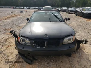 2008 BMW 1 Series 135i z VIN WBAUN93508VK39798, wystawiony jako Copart lot #51617375 z przebiegiem 120 065 mil mil oraz Szkody całkowita. Historia ofert i sprzedaży dostępna na DreamBid. Obrazek 5.
