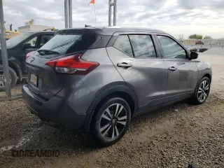 2019 Nissan Kicks SV z VIN 3N1CP5CU8KL495433, wystawiony jako Copart lot #53341965 z przebiegiem 95 697 mil mil oraz Czysty tytuł • Clean title. Historia ofert i sprzedaży dostępna na DreamBid. Obrazek 3.