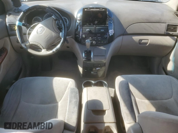 2004 Toyota Sienna XLE z VIN 5TDZA22C74S081704, wystawiony jako Copart lot #55761795 z przebiegiem 208 866 mil mil oraz Szkody całkowita. Historia ofert i sprzedaży dostępna na DreamBid. Obrazek 8.