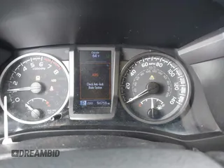 2020 Toyota Tacoma SR5 z VIN 3TMCZ5AN6LM288974, wystawiony jako IAAI lot #42185181 z przebiegiem 94 759 mil mil oraz . Historia ofert i sprzedaży dostępna na DreamBid. Obrazek 7.