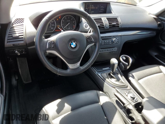 2013 BMW 1 Series 128i z VIN WBAUP7C5XDVP25110, wystawiony jako Copart lot #58033485 z przebiegiem 88 989 mil mil oraz Szkoda całkowita • Salvage title. Historia ofert i sprzedaży dostępna na DreamBid. Obrazek 8.