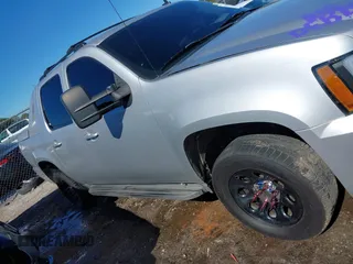 2011 Chevrolet Avalanche LS with VIN 3GNMCEE01BG393771, listed as a IAAI auction lot 41612025 with 199,994 mi miles. Bid and sale history available at carsss.com. Image 13.