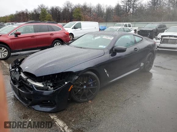 2025 BMW 8 Series M850i xDrive z VIN WBABC4C01SCT38959, wystawiony jako Copart lot #81842724 z przebiegiem Nie podano mil oraz Szkoda całkowita • Salvage title. Historia ofert i sprzedaży dostępna na DreamBid. Obrazek 1.