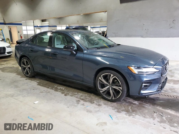 2024 Volvo S60 Plus Dark Theme z VIN 7JRL12FL7RG314435, wystawiony jako Copart lot #52197045 z przebiegiem 6 664 mil mil oraz Szkoda całkowita • Salvage title. Historia ofert i sprzedaży dostępna na DreamBid. Obrazek 4.