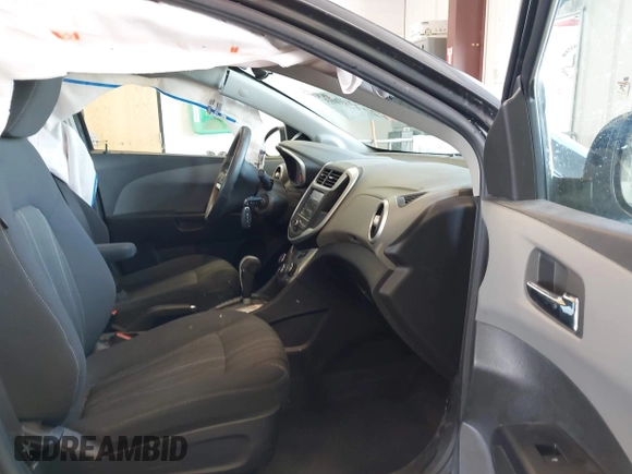 2019 Chevrolet Sonic LT z VIN 1G1JD5SB7K4107202, wystawiony jako IAAI lot #42430865 z przebiegiem 81 359 mil mil oraz . Historia ofert i sprzedaży dostępna na DreamBid. Obrazek 5.