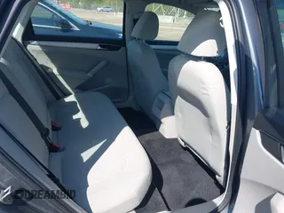 2018 Volkswagen Passat S z VIN 1VWAA7A35JC031938, wystawiony jako IAAI lot #42001015 z przebiegiem 109 450 mil mil oraz . Historia ofert i sprzedaży dostępna na DreamBid. Obrazek 8.