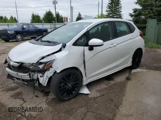 2020 Honda Fit Sport z VIN 3HGGK5H60LM715068, wystawiony jako Copart lot #57706105 z przebiegiem Nie podano mil oraz Nie do naprawy • Non repairable. Historia ofert i sprzedaży dostępna na DreamBid. Obrazek 1.