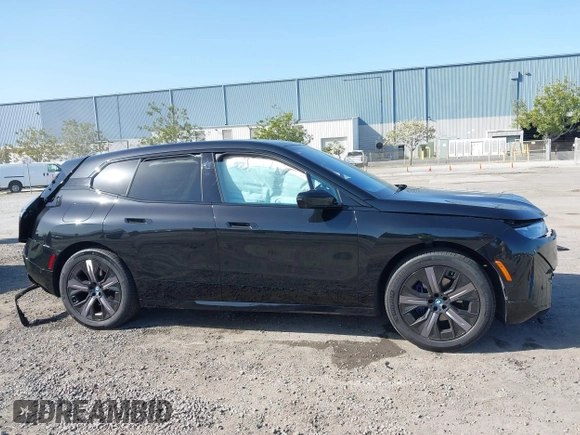 2024 BMW iX xDrive50 z VIN WB523CF08RCP18427, wystawiony jako IAAI lot #42001711 z przebiegiem 15 744 mil mil oraz . Historia ofert i sprzedaży dostępna na DreamBid. Obrazek 13.