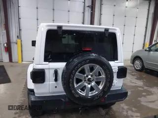2018 Jeep Wrangler Unlimited Sahara z VIN 1C4HJXEG3JW117990, wystawiony jako IAAI lot #42290861 z przebiegiem 86 907 mil mil oraz . Historia ofert i sprzedaży dostępna na DreamBid. Obrazek 16.