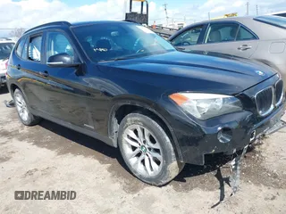 2015 BMW X1 xDrive28i z VIN WBAVL1C55FVY27494, wystawiony jako IAAI lot #41815326 z przebiegiem 131 887 mil mil oraz . Historia ofert i sprzedaży dostępna na DreamBid. Obrazek 1.