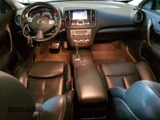 2014 Nissan Maxima SV z VIN 1N4AA5AP9EC478102, wystawiony jako Copart lot #52413845 z przebiegiem 104 615 mil mil oraz Szkoda całkowita • Salvage title. Historia ofert i sprzedaży dostępna na DreamBid. Obrazek 8.