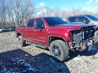 2015 GMC Sierra 2500HD Denali z VIN 1GT120E8XFF188285, wystawiony jako IAAI lot #41586993 z przebiegiem 141 691 mil mil oraz . Historia ofert i sprzedaży dostępna na DreamBid. Obrazek 1.