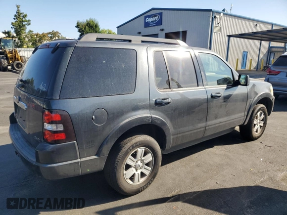 2010 Ford Explorer XLT z VIN 1FMEU7DE3AUA59445, wystawiony jako Copart lot #66660265 z przebiegiem 218 203 mil mil oraz Czysty tytuł • Clean title. Historia ofert i sprzedaży dostępna na DreamBid. Obrazek 3.