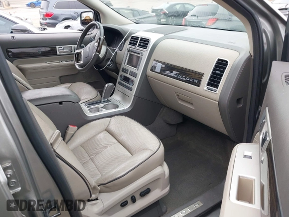 2008 Lincoln MKX z VIN 2LMDU88C08BJ36819, wystawiony jako IAAI lot #42258334 z przebiegiem 88 598 mil mil oraz . Historia ofert i sprzedaży dostępna na DreamBid. Obrazek 5.