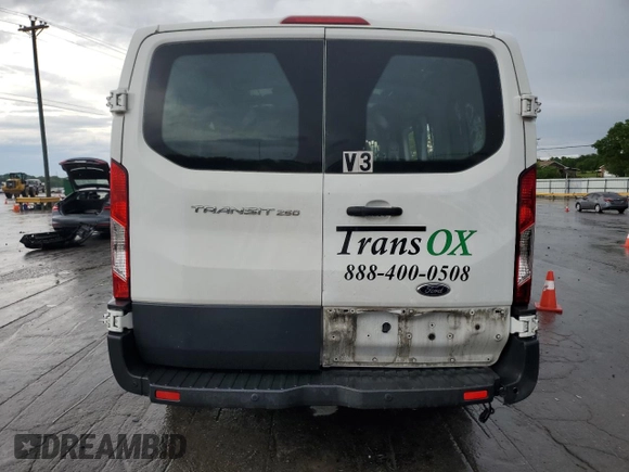 2017 Ford Transit z VIN 1FTYR1ZM5HKB36970, wystawiony jako Copart lot #55703045 z przebiegiem 392 008 mil mil oraz Szkoda całkowita • Salvage title. Historia ofert i sprzedaży dostępna na DreamBid. Obrazek 6.