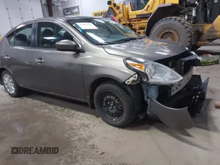 2016 Nissan Versa SV z VIN 3N1CN7AP4GL880090, wystawiony jako IAAI lot #41967937 z przebiegiem 101 818 mil mil oraz . Historia ofert i sprzedaży dostępna na DreamBid. Obrazek 1.