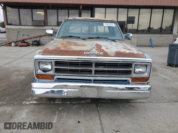 1988 Dodge D/W 100 z VIN 1B7FD04X1JS635451, wystawiony jako Copart lot #77610474 z przebiegiem 74 691 mil mil oraz Nie do naprawy • Non repairable. Historia ofert i sprzedaży dostępna na DreamBid. Obrazek 5.
