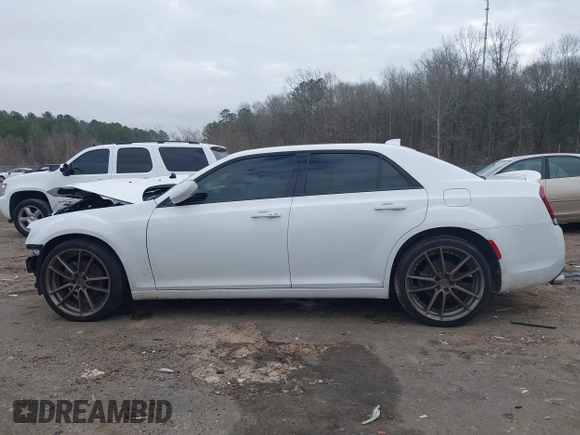 2016 Chrysler 300 S z VIN 2C3CCAGG5GH270347, wystawiony jako IAAI lot #41487152 z przebiegiem 104 041 mil mil oraz . Historia ofert i sprzedaży dostępna na DreamBid. Obrazek 15.