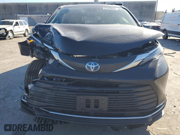 2024 Toyota Sienna XLE with VIN 5TDJSKFC4RS121247, listed as a Copart auction lot 47363055 with 33,364 mi miles and Salvage Title. Bid and sale history available at DreamBid. Image 5.