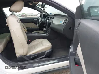 2012 Ford Mustang Premium z VIN 1ZVBP8AM6C5211096, wystawiony jako IAAI lot #41871346 z przebiegiem 236 649 mil mil oraz . Historia ofert i sprzedaży dostępna na DreamBid. Obrazek 5.