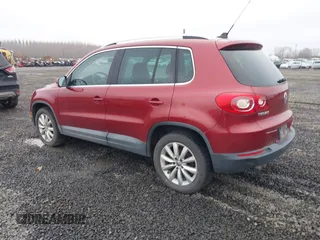 2011 Volkswagen Tiguan SEL w/Premium Navi z VIN WVGAV7AXXBW000903, wystawiony jako IAAI lot #40965481 z przebiegiem 107 918 mil mil oraz . Historia ofert i sprzedaży dostępna na DreamBid. Obrazek 3.