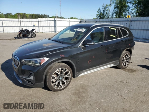 2021 BMW X1 sDrive28i z VIN WBXJG7C02M5U22447, wystawiony jako Copart lot #52927285 z przebiegiem 45 128 mil mil oraz Szkody całkowita. Historia ofert i sprzedaży dostępna na DreamBid. Obrazek 1.