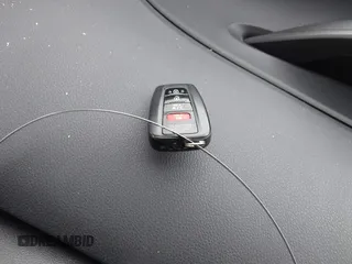 2020 Toyota Prius LE z VIN JTDKARFPXL3155639, wystawiony jako IAAI lot #41845001 z przebiegiem Nie podano mil oraz . Historia ofert i sprzedaży dostępna na DreamBid. Obrazek 11.