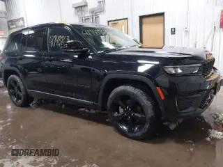2023 Jeep Grand Cherokee Laredo z VIN 1C4RJHAG2PC640895, wystawiony jako IAAI lot #41948963 z przebiegiem 45 500 mil mil oraz . Historia ofert i sprzedaży dostępna na DreamBid. Obrazek 1.