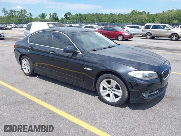 2013 BMW 5 Series 528i xDrive z VIN WBAXH5C54DDW15982, wystawiony jako IAAI lot #42340840 z przebiegiem 102 200 mil mil oraz . Historia ofert i sprzedaży dostępna na DreamBid. Obrazek 1.
