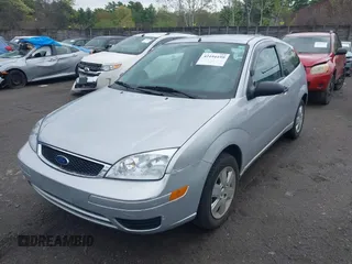 2007 Ford Focus S with VIN 1FAHP31N27W252727, listed as a IAAI auction lot 42194199 with 25,581 mi miles and . Bid and sale history available at carsss.com. Image 2.