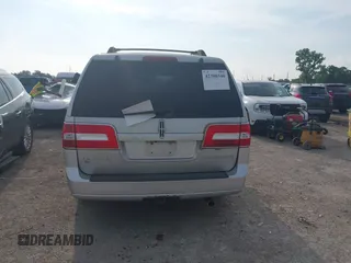 2013 Lincoln Navigator z VIN 5LMJJ3H59DEL09289, wystawiony jako IAAI lot #42380340 z przebiegiem 238 384 mil mil oraz . Historia ofert i sprzedaży dostępna na DreamBid. Obrazek 16.