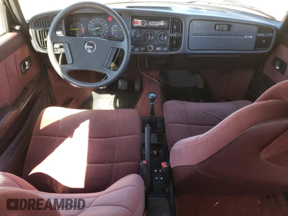 1984 Saab 900 z VIN YS3AH45J0E1012360, wystawiony jako Copart lot #72200784 z przebiegiem 247 761 mil mil oraz Czysty tytuł • Clean title. Historia ofert i sprzedaży dostępna na DreamBid. Obrazek 8.