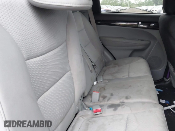 2012 Kia Sorento LX z VIN 5XYKTDA20CG218154, wystawiony jako IAAI lot #42428383 z przebiegiem 126 889 mil mil oraz . Historia ofert i sprzedaży dostępna na DreamBid. Obrazek 8.