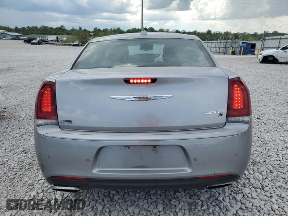2018 Chrysler 300 S z VIN 2C3CCABG4JH262027, wystawiony jako Copart lot #54583555 z przebiegiem 79 312 mil mil oraz Szkoda całkowita • Salvage title. Historia ofert i sprzedaży dostępna na DreamBid. Obrazek 6.