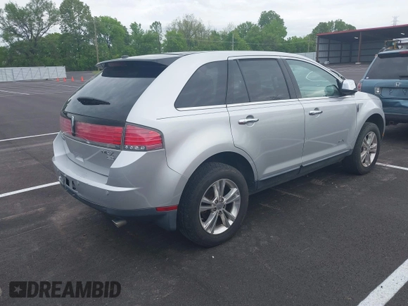 2010 Lincoln MKX with VIN 2LMDJ8JC3ABJ31932, listed as a IAAI auction lot 42117520 with 195,797 mi miles. Bid and sale history available at carsss.com. Image 4.