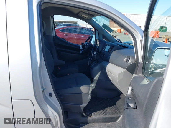 2020 Nissan NV200 S z VIN 3N6CM0KN9LK696801, wystawiony jako IAAI lot #41106619 z przebiegiem 80 786 mil mil oraz . Historia ofert i sprzedaży dostępna na DreamBid. Obrazek 5.
