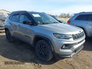 2023 Jeep Compass Latitude z VIN 3C4NJDBN7PT558797, wystawiony jako IAAI lot #41854517 z przebiegiem 26 495 mil mil oraz . Historia ofert i sprzedaży dostępna na DreamBid. Obrazek 1.