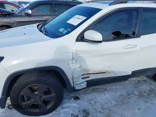 2016 Jeep Cherokee Latitude with VIN 1C4PJMCB7GW304109, listed as a IAAI auction lot 41330879 with 114,503 mi miles. Bid and sale history available at carsss.com. Image 6.